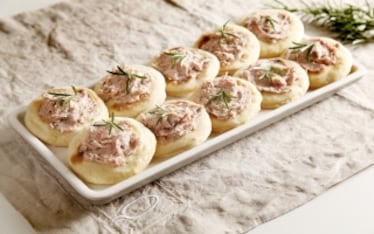 Tigelle con pesto di lardo e salsiccia