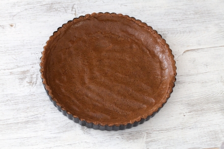 Preparazione Crostata senza cottura alle pesche, mango e albicocche - Fase 1 Preparazione Crostata senza cottura alle pesche, mango e albicocche - Fase 1