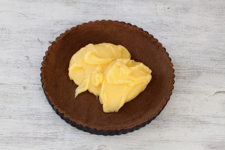 Preparazione Crostata senza cottura alle pesche, mango e albicocche - Fase 2 Preparazione Crostata senza cottura alle pesche, mango e albicocche - Fase 2