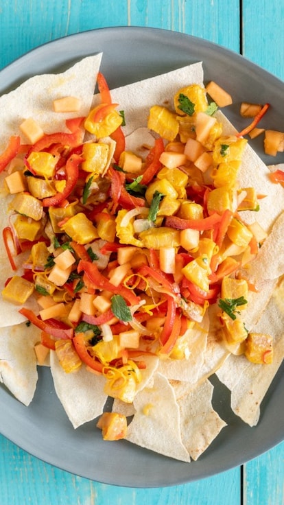 Pesce spada con verdure, frutta e pane croccante 