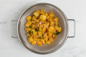 Preparazione Pesce spada con verdure, frutta e pane croccante  - Fase 2