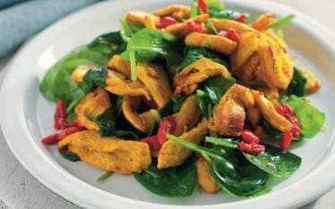 Pollo sauté allo zafferano, bacche di goji e spinacini