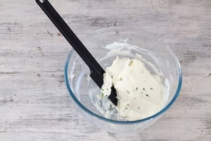 Preparazione Tartine al salmone e formaggio - Fase 1