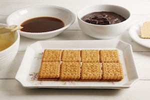Preparazione Torta con biscotti secchi e crema pasticcera - Fase 3