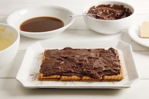 Preparazione Torta con biscotti secchi e crema pasticcera - Fase 3