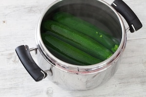 Preparazione Zucchine ripiene di gamberetti - Fase 1