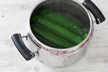 Preparazione Zucchine ripiene di gamberetti - Fase 1 Preparazione Zucchine ripiene di gamberetti - Fase 1