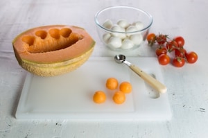 Preparazione Caprese con melone - Fase 1