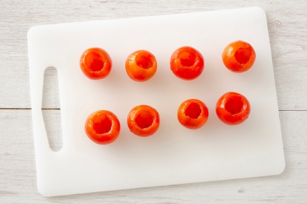 Preparazione Fagottini di sfoglia, pomodoro e mozzarella - Fase 1 Preparazione Fagottini di sfoglia, pomodoro e mozzarella - Fase 1