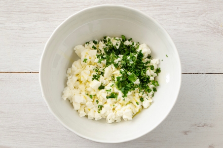 Preparazione Fagottini di sfoglia, pomodoro e mozzarella - Fase 1 Preparazione Fagottini di sfoglia, pomodoro e mozzarella - Fase 1