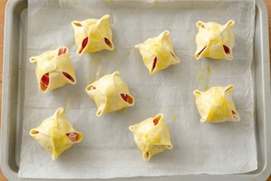 Preparazione Fagottini di sfoglia, pomodoro e mozzarella - Fase 4