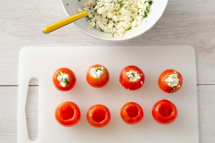 Preparazione Fagottini di sfoglia, pomodoro e mozzarella - Fase 2 Preparazione Fagottini di sfoglia, pomodoro e mozzarella - Fase 2