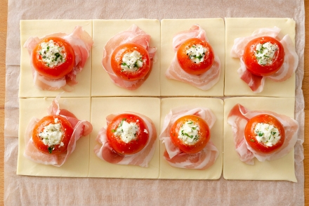 Preparazione Fagottini di sfoglia, pomodoro e mozzarella - Fase 3 Preparazione Fagottini di sfoglia, pomodoro e mozzarella - Fase 3