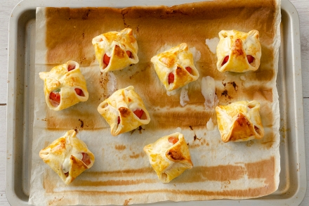Preparazione Fagottini di sfoglia, pomodoro e mozzarella - Fase 5 Preparazione Fagottini di sfoglia, pomodoro e mozzarella - Fase 5