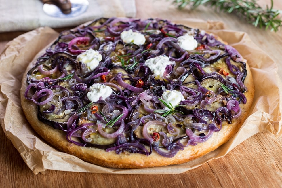 Focaccia con cipolle, melanzane e rosmarino ricetta