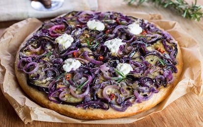 Focaccia con cipolle, melanzane e rosmarino