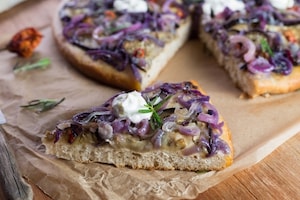Preparazione Focaccia con cipolle, melanzane e rosmarino - Fase 4