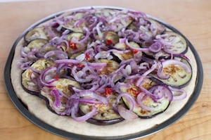 Preparazione Focaccia con cipolle, melanzane e rosmarino - Fase 3
