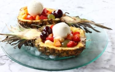 Macedonia di frutta nell'ananas