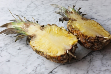 Preparazione Macedonia di frutta nell'ananas - Fase 1 Preparazione Macedonia di frutta nell'ananas - Fase 1