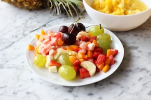 Preparazione Macedonia di frutta nell'ananas - Fase 2