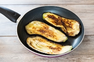 Preparazione Melanzane ripiene vegetariane - Fase 1