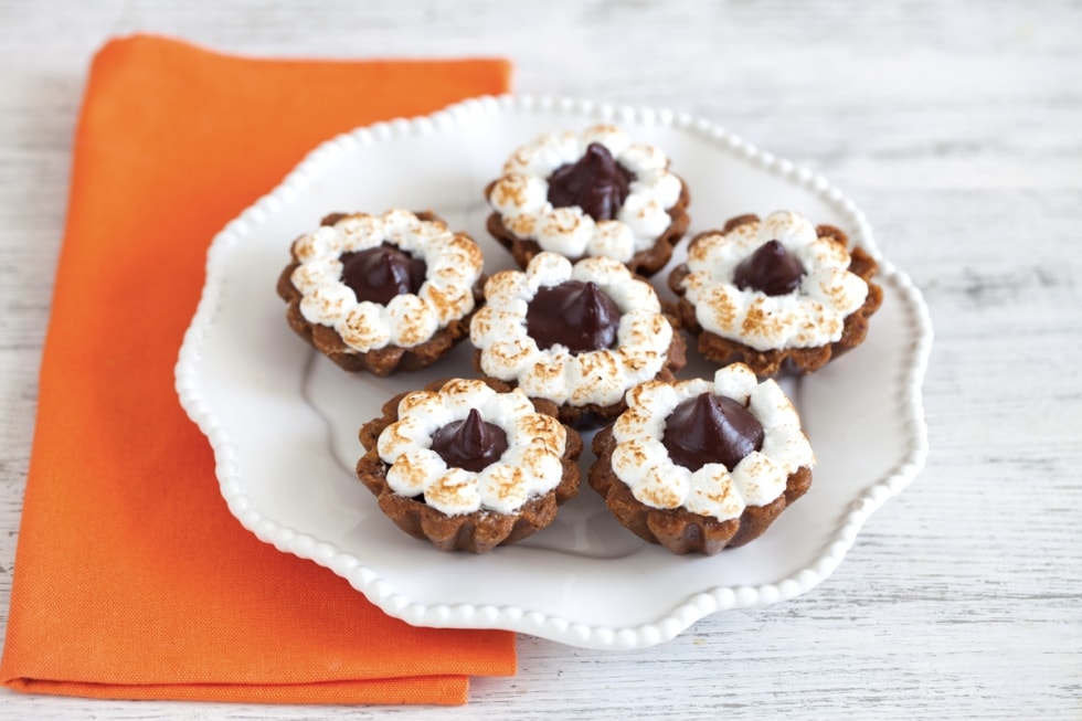 Mini tartellette di biscotto con crema al cioccolato e meringa ricetta