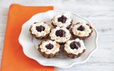 Mini tartellette di biscotto con crema al cioccolato e meringa