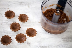 Preparazione Mini tartellette di biscotto con crema al cioccolato e meringa - Fase 1