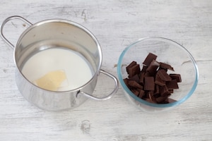 Preparazione Mini tartellette di biscotto con crema al cioccolato e meringa - Fase 1