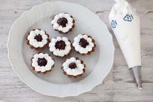 Preparazione Mini tartellette di biscotto con crema al cioccolato e meringa - Fase 4