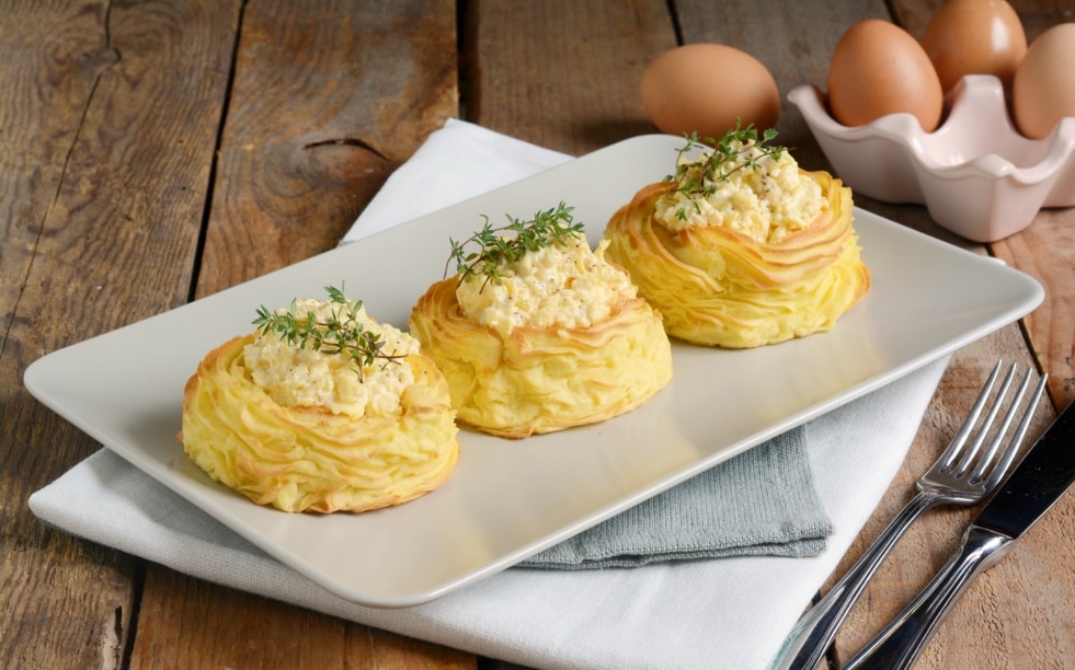 Nidi di patate con uova ricetta