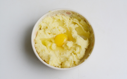 Preparazione Nidi di patate con uova - Fase 2 Preparazione Nidi di patate con uova - Fase 2