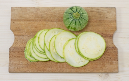 Preparazione Parmigiana di zucchine light - Fase 1 Preparazione Parmigiana di zucchine light - Fase 1