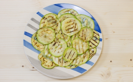 Preparazione Parmigiana di zucchine light - Fase 1 Preparazione Parmigiana di zucchine light - Fase 1