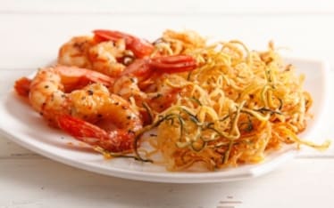 Spaghetti di zucchine e patate con gamberi