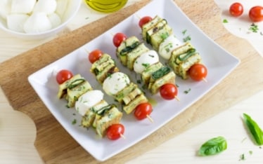 Spiedini di frittata alle erbe e mozzarella