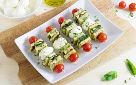Spiedini di frittata alle erbe e mozzarella