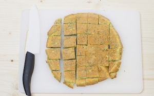 Preparazione Spiedini di frittata alle erbe e mozzarella - Fase 4