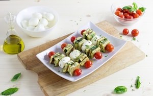 Preparazione Spiedini di frittata alle erbe e mozzarella - Fase 4