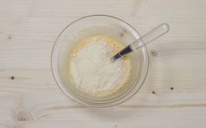 Preparazione Spiedini di frittata alle erbe e mozzarella - Fase 2