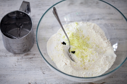 Preparazione Chiffon cake - Fase 1 Preparazione Chiffon cake - Fase 1