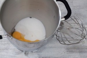 Preparazione Ciambellone ripieno di cioccolato - Fase 1