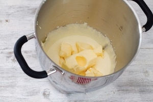 Preparazione Ciambellone ripieno di cioccolato - Fase 1