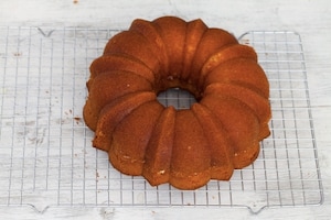 Preparazione Ciambellone ripieno di cioccolato - Fase 5