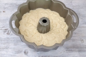 Preparazione Ciambellone ripieno di cioccolato - Fase 3