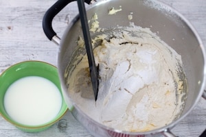 Preparazione Ciambellone ripieno di cioccolato - Fase 2