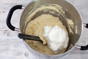 Preparazione Ciambellone ripieno di cioccolato - Fase 2