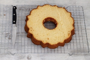 Preparazione Ciambellone ripieno di cioccolato - Fase 4