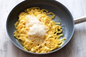 Preparazione Fettuccine Alfredo - Fase 2